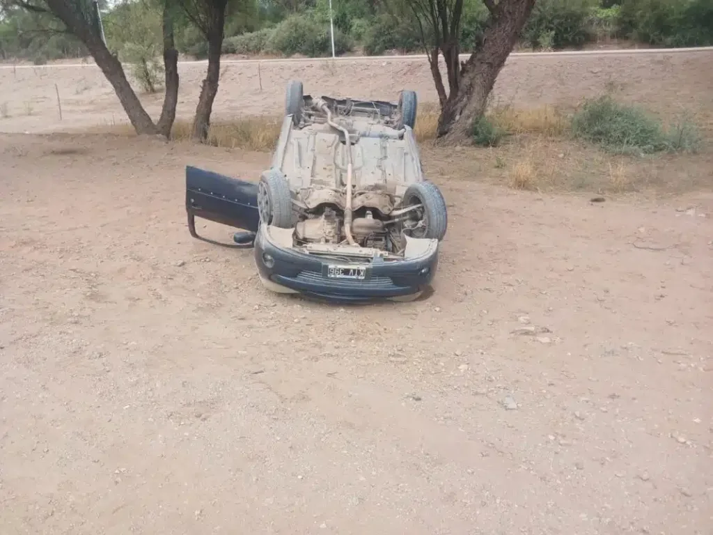 Un auto volcó en el acceso sur a Tinogasta sobre la Ruta Nacional 60