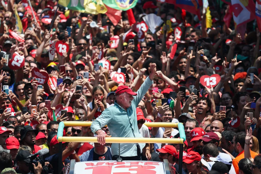 En un histórico balotaje, Lula da Silva fue reelecto presidente de Brasil y asumirá su cuarto mandato